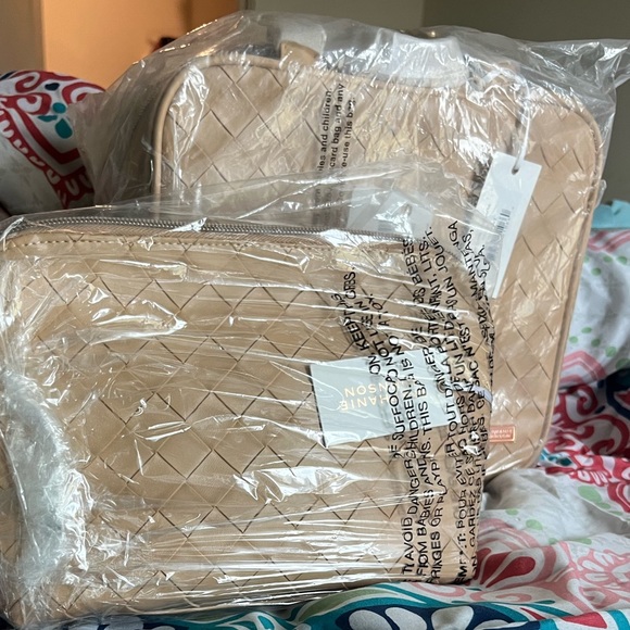 This it’s a pretty creamy tan makeup bag ❤️ comes with both sets , lots of room - Picture 2 of 2